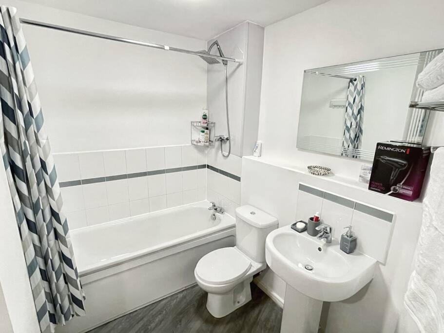 Cityfront Modern Apt Near City Centre/Etihad, Free Parking Манчестър Екстериор снимка