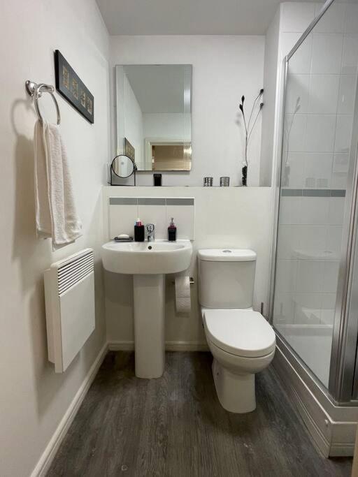 Cityfront Modern Apt Near City Centre/Etihad, Free Parking Манчестър Екстериор снимка