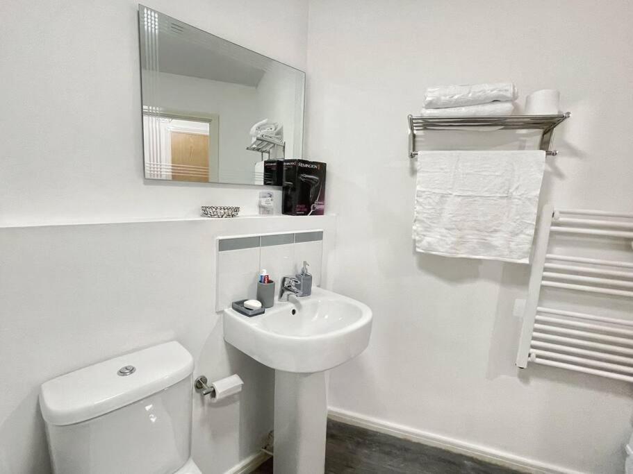 Cityfront Modern Apt Near City Centre/Etihad, Free Parking Манчестър Екстериор снимка